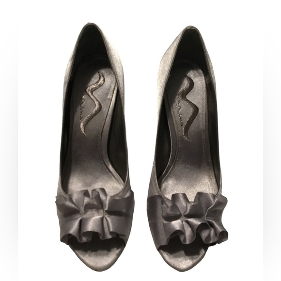 Nina Silver Satin Bow Open Toe Heels Pumps size 8 - Picture 2 of 5